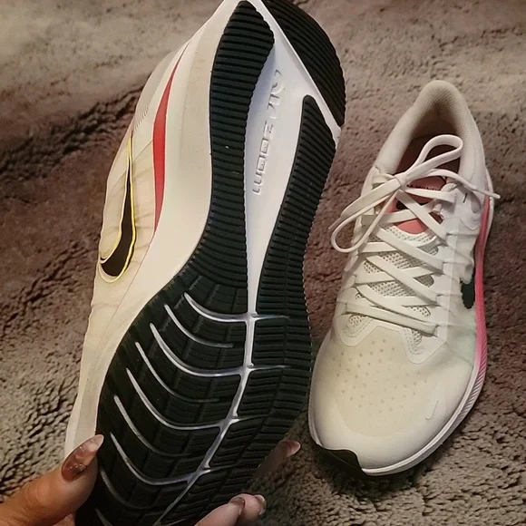 Nike - Picture 3 of 4